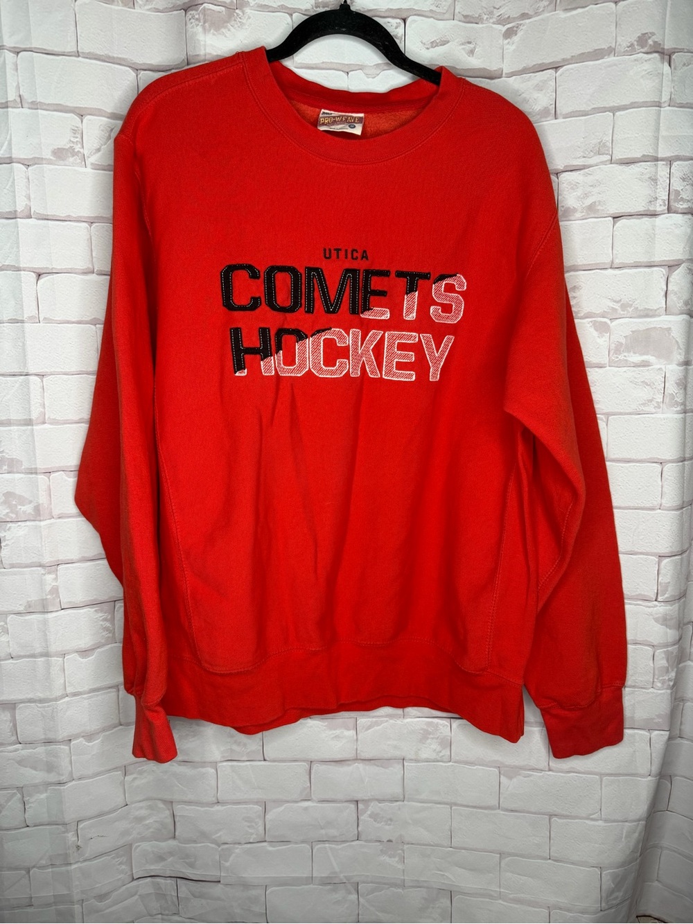 Utica Comets Hockey‎ Crewneck Sweatshirt | Men’s Medium | Red Graphic Pullover